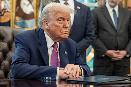 トランプ米大統領=10日、ワシントン(EPA時事)