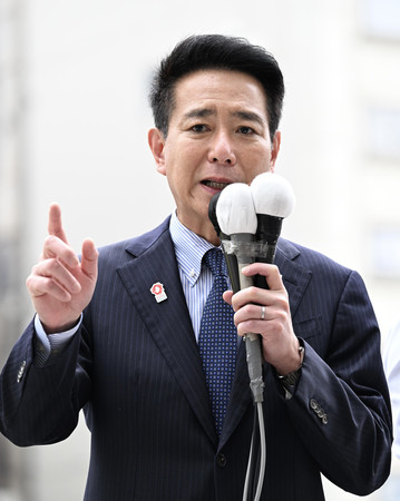 東京都議選が告示され、第一声を上げる日本維新の会の前原誠司共同代表=13日午前、東京都大田区