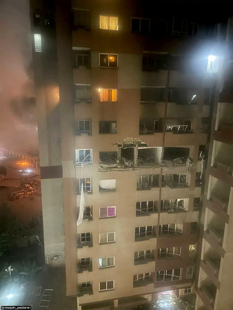 13日、イスラエルによる攻撃後、炎が上がるテヘランのビル=イラン革命防衛隊のSNSより(AFP時事)