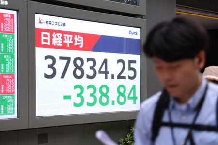 下落した日経平均株価を示すモニター=13日午後、東京都中央区