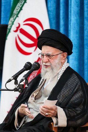 イランの最高指導者ハメネイ師=6月4日、テヘラン(最高指導者事務所提供)(AFP時事)