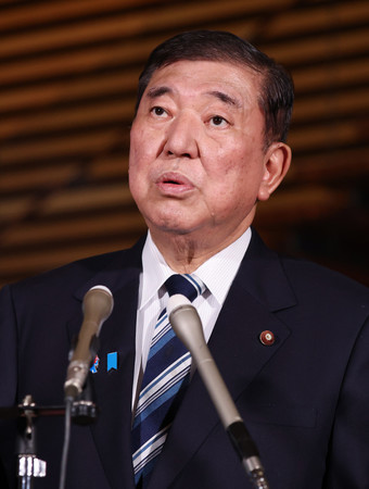 記者団の取材に応じる石破茂首相=13日午後、首相官邸