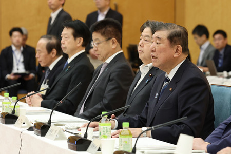 経済財政諮問会議と新しい資本主義実現会議の合同会議で発言する石破茂首相(手前)=13日午後、首相官邸