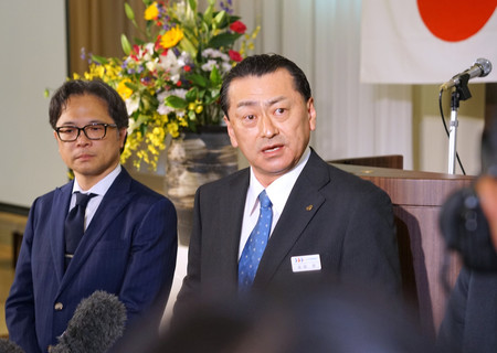 報道陣の取材に応じるいわき信用組合の金成茂新理事長(右)=13日午後、福島県いわき市