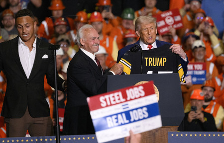 米鉄鋼大手USスチールの工場がある東部ペンシルベニア州ピッツバーグ近郊で壇上に立つトランプ大統領(右)=5月30日(AFP時事)