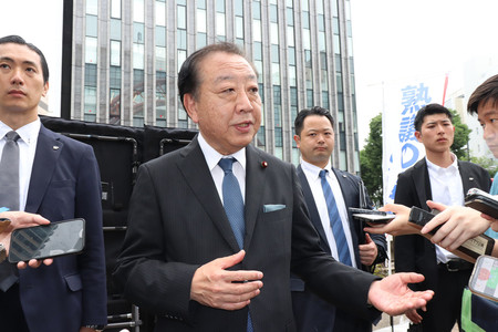 記者団の取材に応じる立憲民主党の野田佳彦代表=14日、東京都立川市