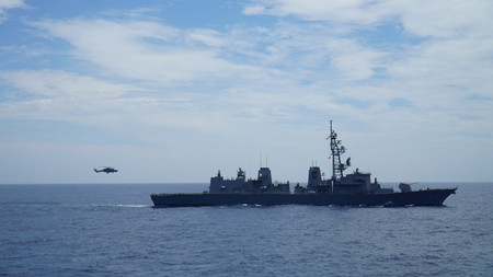 14日、南シナ海海上で、海上自衛隊の護衛艦「たかなみ」に着艦を試みるフィリピン海軍のヘリコプター