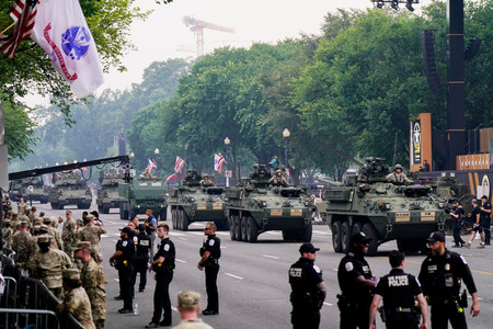 14日、ワシントンで行われた米陸軍創設250年記念パレードに参加した軍用車両(EPA時事)