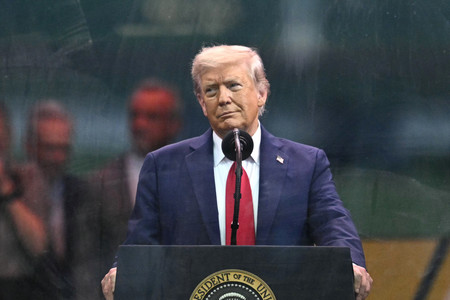 14日、ワシントンで行われた陸軍創設250年記念パレードに合わせて演説するトランプ米大統領(AFP時事)
