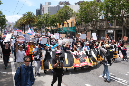 14日、米カリフォルニア州サンフランシスコで開かれた政権への抗議デモ