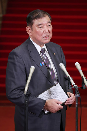 先進7カ国首脳会議(G7サミット)への出発を前に記者団の取材に応じる石破茂首相=15日午後、首相公邸