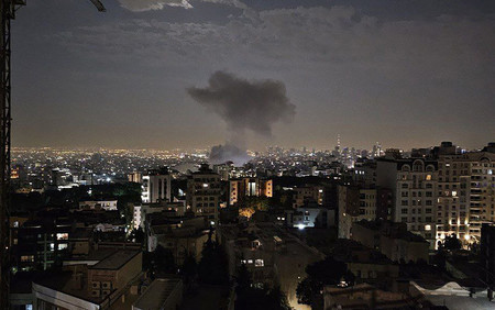 13日、イランの首都テヘランでイスラエルの攻撃を受けて上がる黒煙=革命防衛隊のSNSより(AFP時事)
