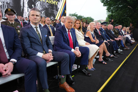 14日、ワシントンで陸軍創設250年記念パレードを観覧するトランプ米大統領(左手前から2人目)とヘグセス国防長官(左手前)(AFP時事)