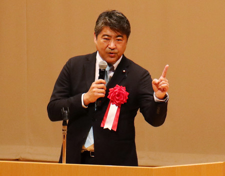 講演する自民党の木原誠二選挙対策委員長=15日、徳島県阿波市