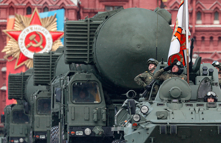ロシアの対ドイツ戦勝記念日の軍事パレードに登場した大陸間弾道ミサイル(ICBM)「ヤルス」=2024年5月9日、モスクワ(EPA時事)