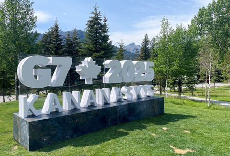 カナダ・カナナスキスで行われる先進7カ国首脳会議(G7サミット)のロゴ=カナダ・バンフ(AFP時事)
