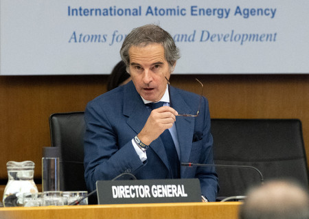 16日、ウィーンで開かれた国際原子力機関(IAEA)理事会の会合に出席するグロッシ事務局長(AFP時事)