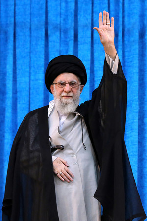 イランの最高指導者ハメネイ師=4日、テヘラン(AFP時事)