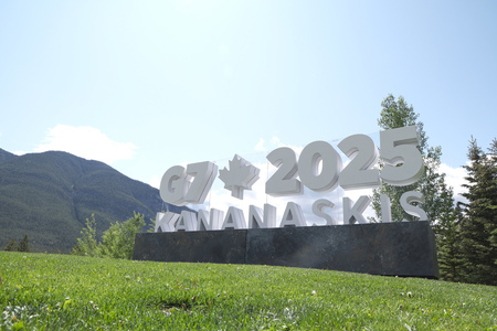 先進７カ国首脳会議（Ｇ７サミット）のシンボルマーク＝１４日、カナダ・バンフ