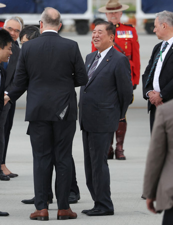 カルガリー国際空港に到着した石破茂首相(中央)=15日、カナダ・カルガリー