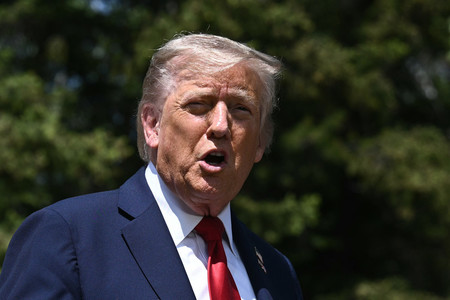 16日、カナダ西部カナナスキスで記者団の取材に応じるトランプ米大統領(AFP時事)