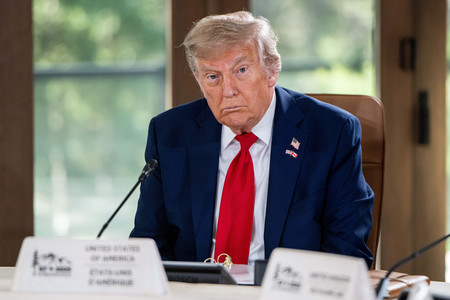 16日、カナダ西部カナナスキスで、会議に参加するトランプ米大統領(EPA時事)