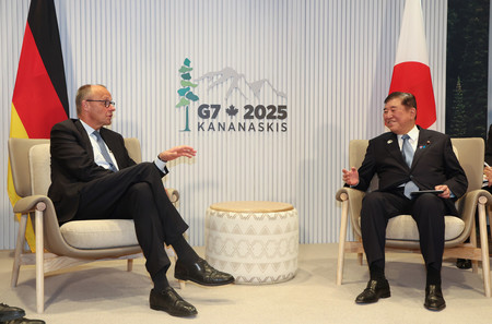 会談に臨むドイツのメルツ首相(左)と石破茂首相=16日、カナダ・カナナスキス