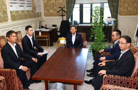 野党国対委員長会談に臨む立憲民主党の笠浩史氏(中央)ら=17日、国会内
