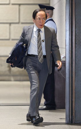 日銀本店に入る植田和男総裁=17日午前、東京都中央区(代表撮影)