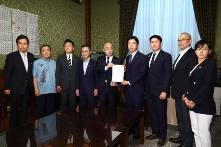 衆院財務金融委員長の解任決議案を衆院に提出する立憲民主党、日本維新の会、国民民主党などの議員＝１７日午後、国会内