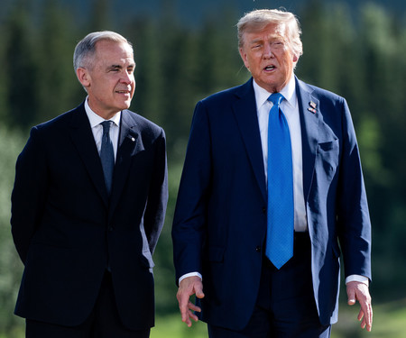 トランプ米大統領(右)とカナダのカーニー首相=16日、カナダ西部カナナスキス(EPA時事)
