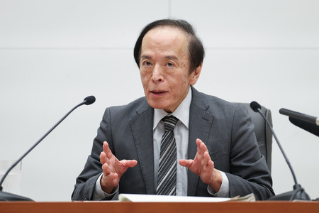 金融政策決定会合を終え、記者会見する日銀の植田和男総裁=17日午後、日銀本店