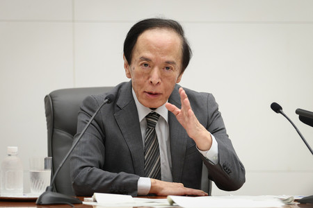 金融政策決定会合を終え、記者会見する日銀の植田和男総裁=17日午後、日銀本店