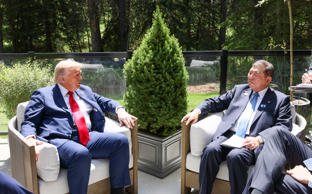 トランプ米大統領(左)と会談する石破茂首相=16日、カナダ・カナナスキス(内閣広報室提供)