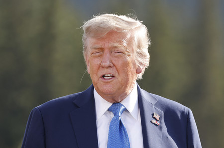 トランプ米大統領＝１６日、カナダ西部アルバータ州カナナスキス（ＡＦＰ時事）