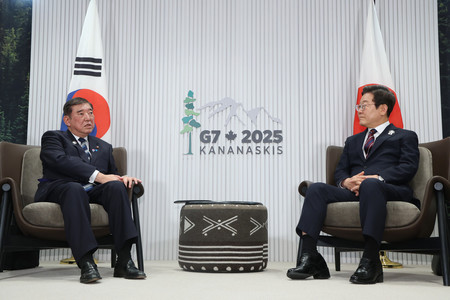 日韓首脳会談に臨む石破茂首相(左)と韓国の李在明大統領=17日、カナダ・カナナスキス