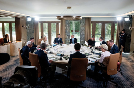 先進7カ国首脳会議(G7サミット)の2日目の討議に臨む各国首脳ら=17日、カナダ・カナナスキス(EPA時事)
