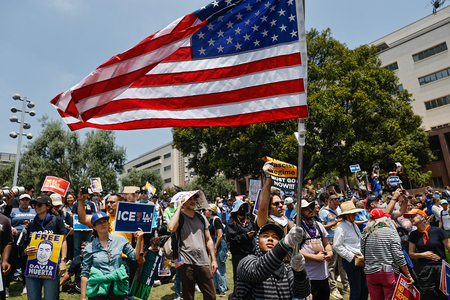 不法移民取り締まり強化への抗議デモに参加する人々=9日、米カリフォルニア州ロサンゼルス(AFP時事)