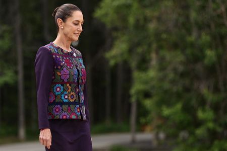 G7サミットの写真撮影に臨むメキシコのシェインバウム大統領=17日、カナダ・カナナスキス(AFP時事)