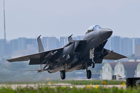韓国南東部大邱市の基地を離陸する韓国空軍のF15K戦闘機=撮影日不明(韓国空軍提供)
