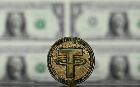 暗号資産(仮想通貨)「ステーブルコイン」の一つ、「テザー(USDT)」をイメージしたコイン(AFP時事)