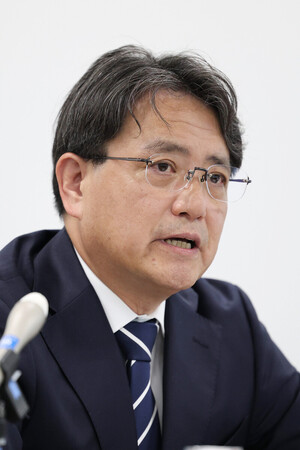 全国地方銀行協会の会長に就任し、記者会見する片岡達也氏=18日午後、東京都中央区