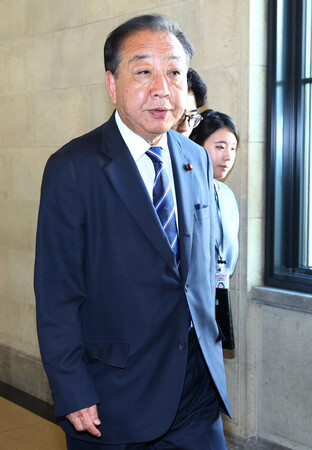 衆院本会議に臨む立憲民主党の野田佳彦代表=18日午後、国会内