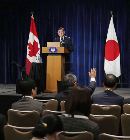 記者会見する石破茂首相=17日、カナダ・カルガリー(代表撮影・時事)