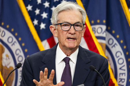 米連邦公開市場委員会(FOMC)後に記者会見するパウエル連邦準備制度理事会(FRB)議長=18日、ワシントン(EPA時事)