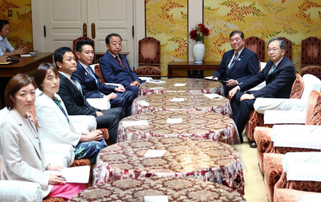 党首会談に臨む石破茂首相(右列奥)と立憲民主党の野田佳彦代表(左列奥)ら=19日午後、国会内