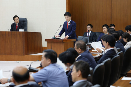 衆院財務金融委員会でガソリン税の暫定税率廃止法案が審議入りし、趣旨説明する立憲民主党の重徳和彦政調会長(中央奥)=19日午前、国会内