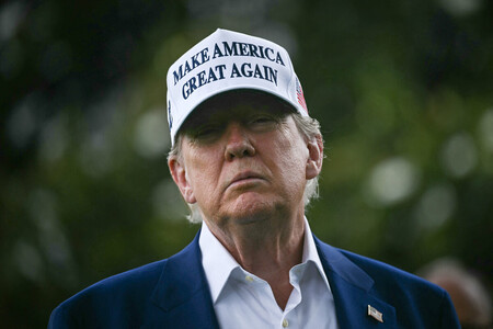 18日、ワシントンで記者団の取材に応じるトランプ米大統領(AFP時事)