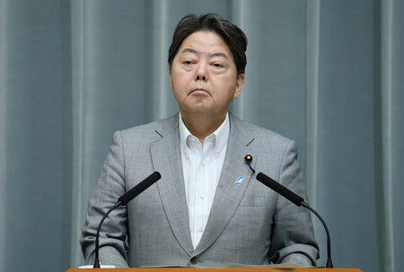 記者会見する林芳正官房長官=19日午前、首相官邸