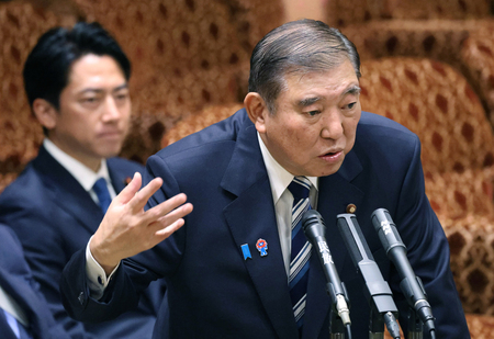参院予算委員会で答弁する石破茂首相。左後方は小泉進次郎農林水産相=2日、国会内